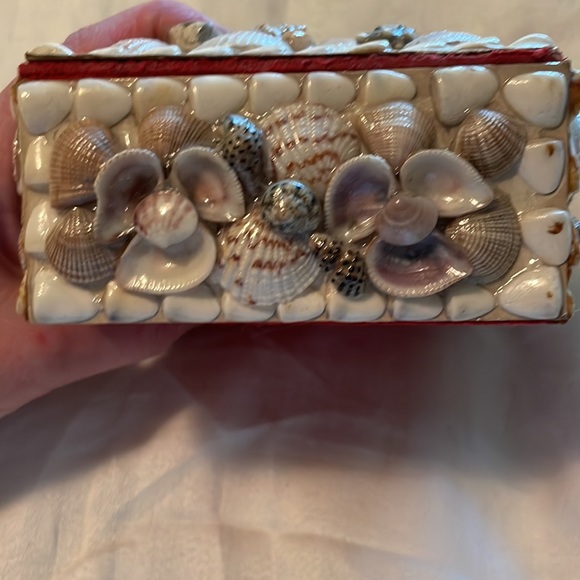 70’s Vintage Seashell Covered Jewelry & Trinket Box w Flocked Red Inside & Under - Picture 4 of 10